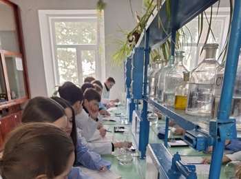 КАФЕДРА БІОЛОГІЇ УНУ ПРОДОВЖУЄ СПІВПРАЦЮ З УМАНСЬКИМ ЛІЦЕЄМ №1: НАУКА, ЩО ОЖИВАЄ В ЛАБОРАТОРІЇ